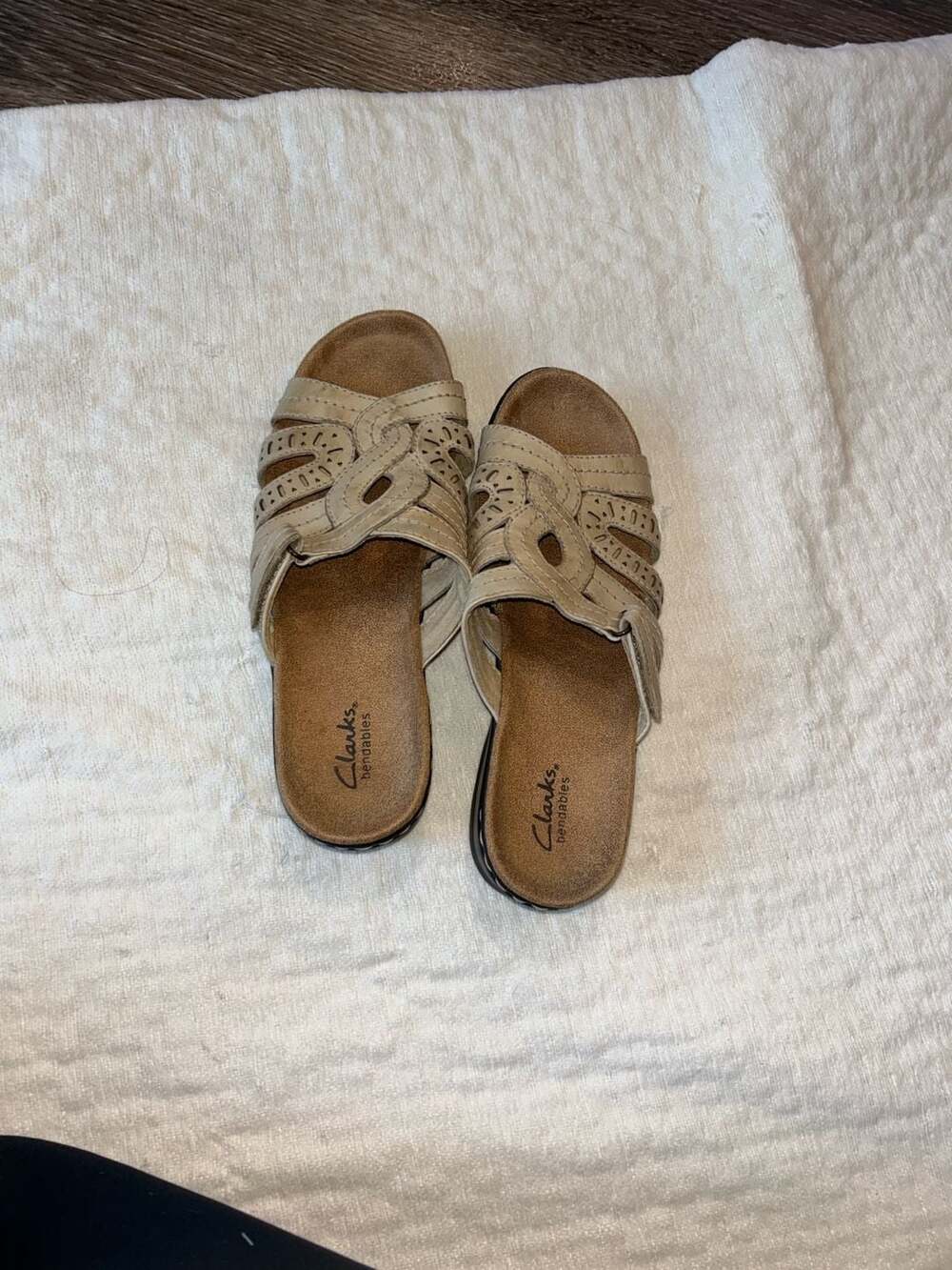 Women’s Clarks Bendables Leisa Leather Laser Cut Slide Sandals Beige Size 8M